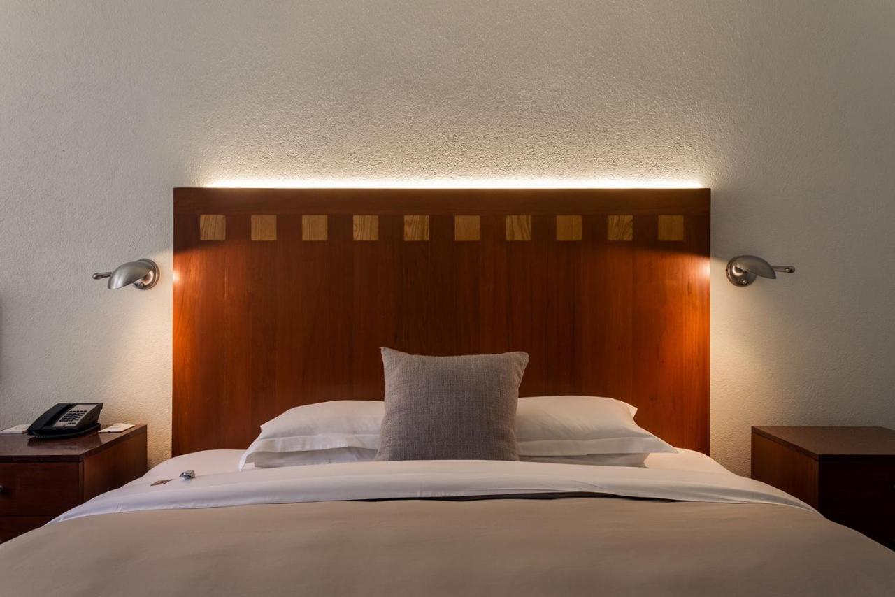 Camino Real Polanco Mexico Hotel Luaran gambar A bed with a headboard