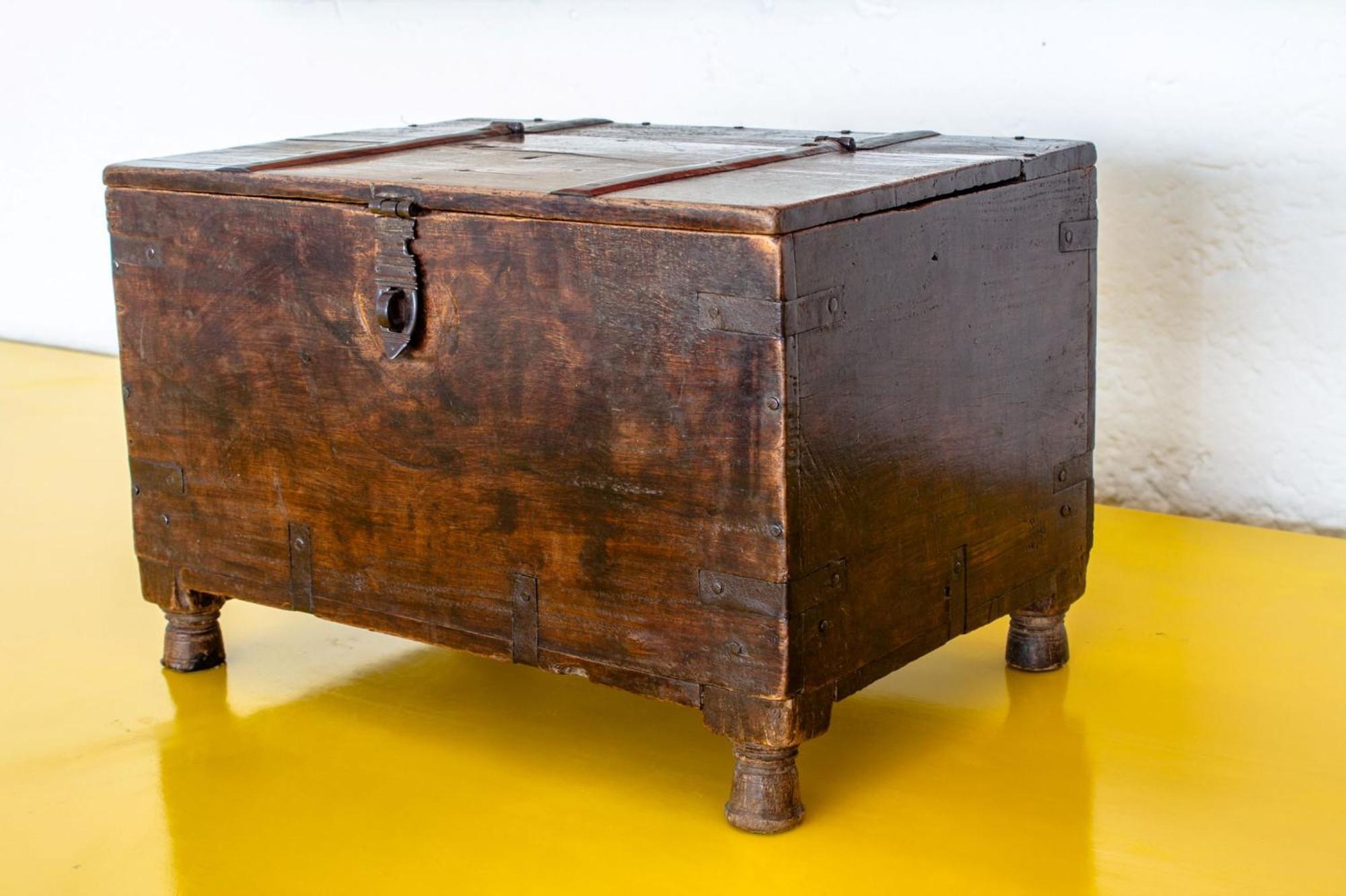 Camino Real Polanco Mexico Hotel Luaran gambar A wooden chest