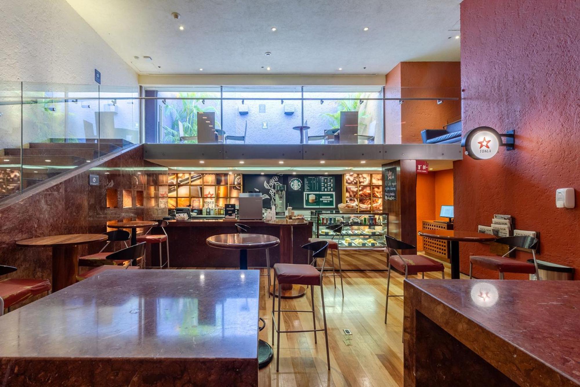 Camino Real Polanco Mexico Hotel Luaran gambar The interior of a typical Starbucks store