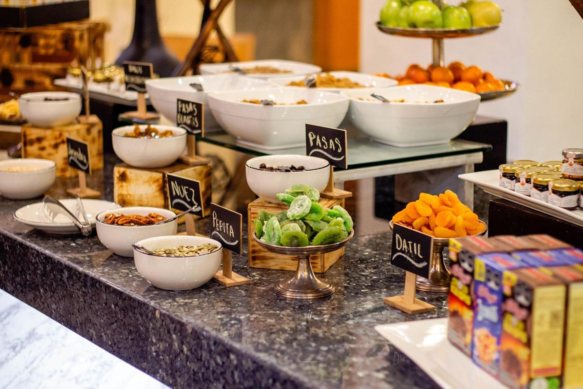 Camino Real Polanco Mexico Hotel Luaran gambar A breakfast buffet