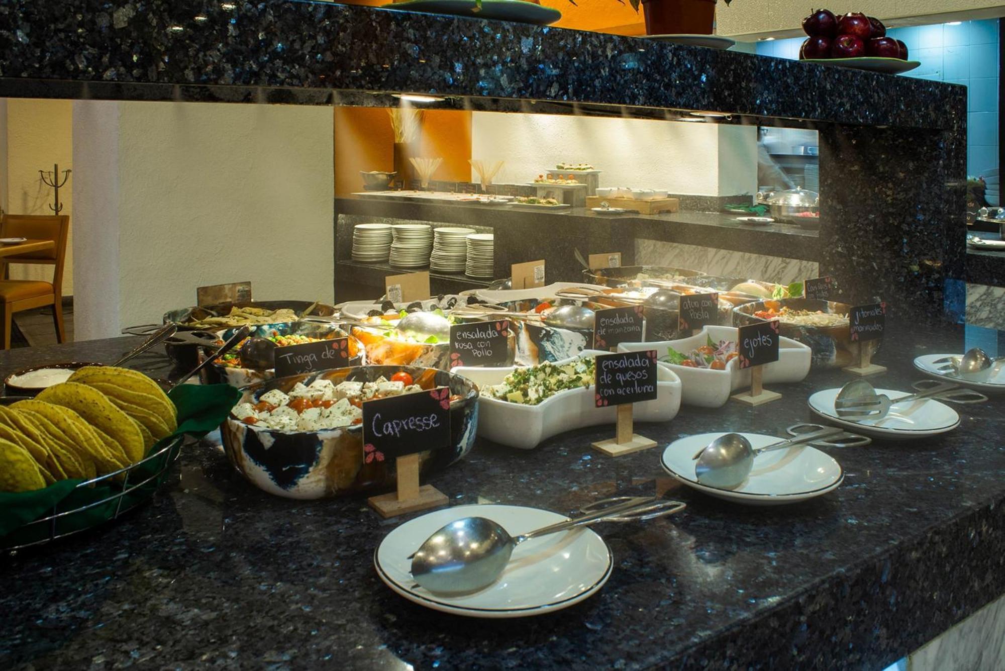 Camino Real Polanco Mexico Hotel Luaran gambar A salad bar