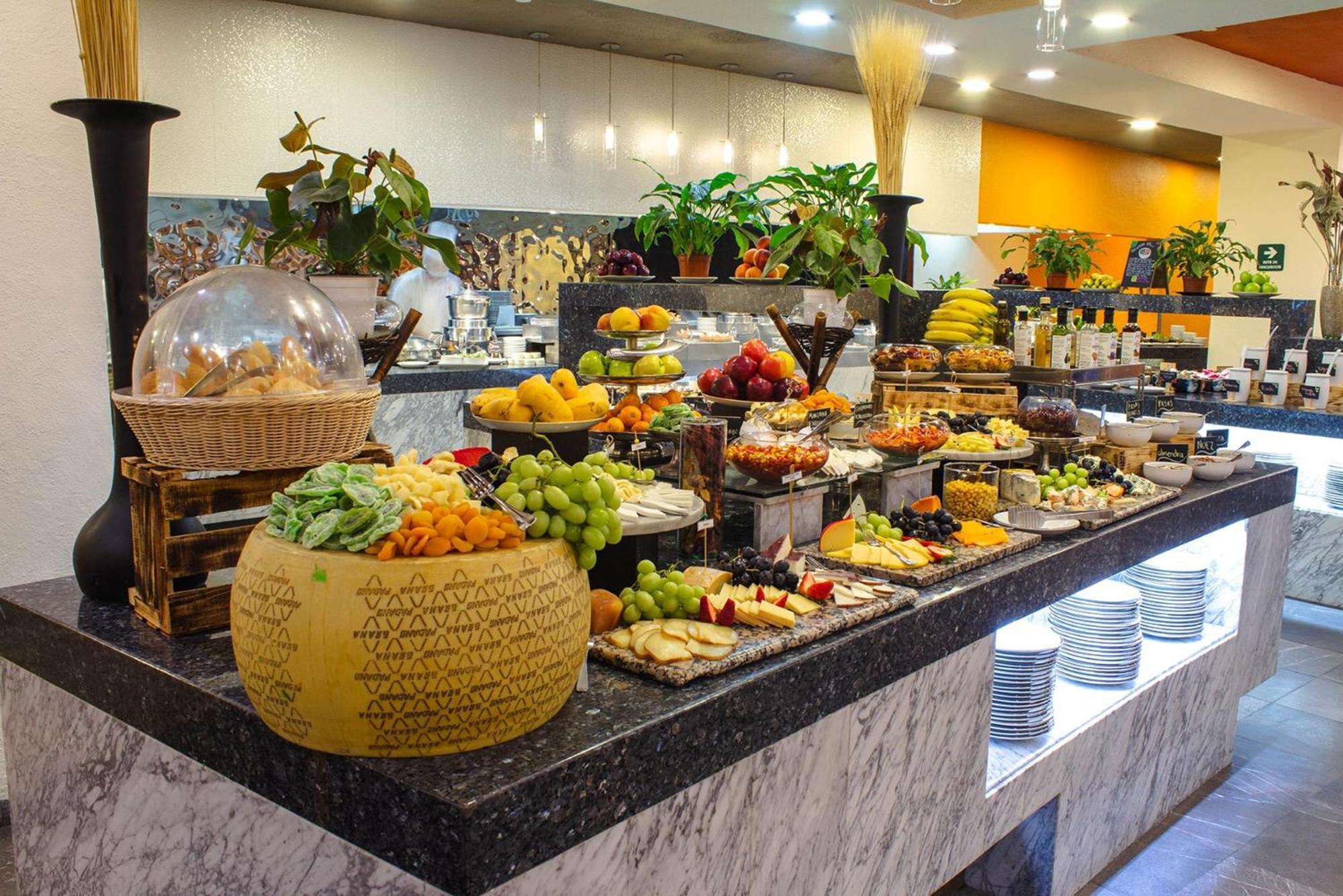 Camino Real Polanco Mexico Hotel Luaran gambar A cheese counter at a buffet