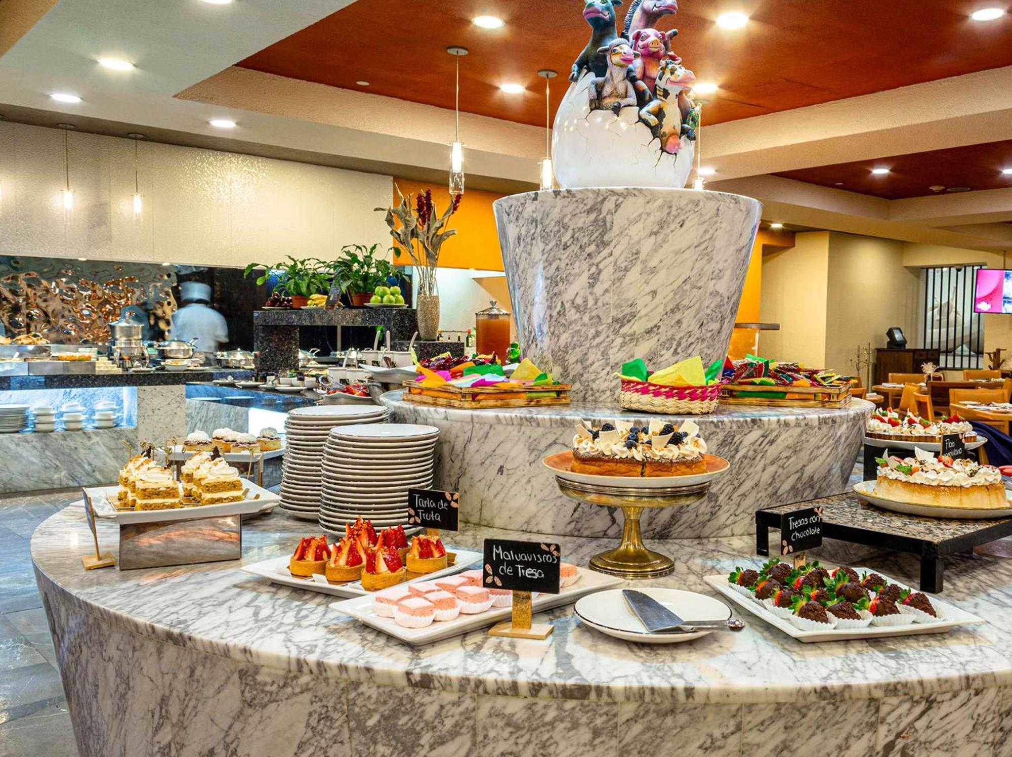 Camino Real Polanco Mexico Hotel Luaran gambar A dessert buffet