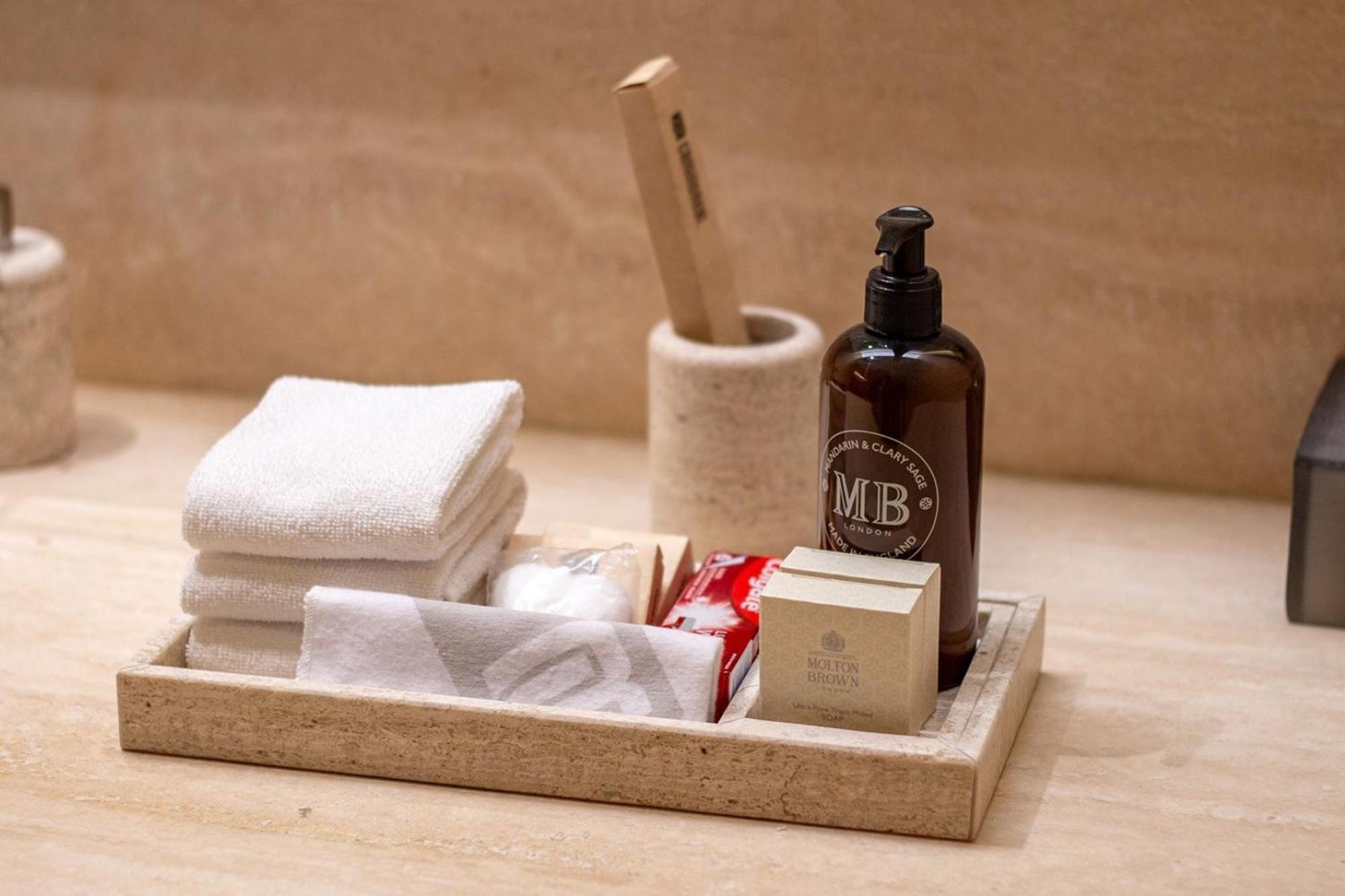 Camino Real Polanco Mexico Hotel Luaran gambar Soap and shampoo in a hotel bathroom