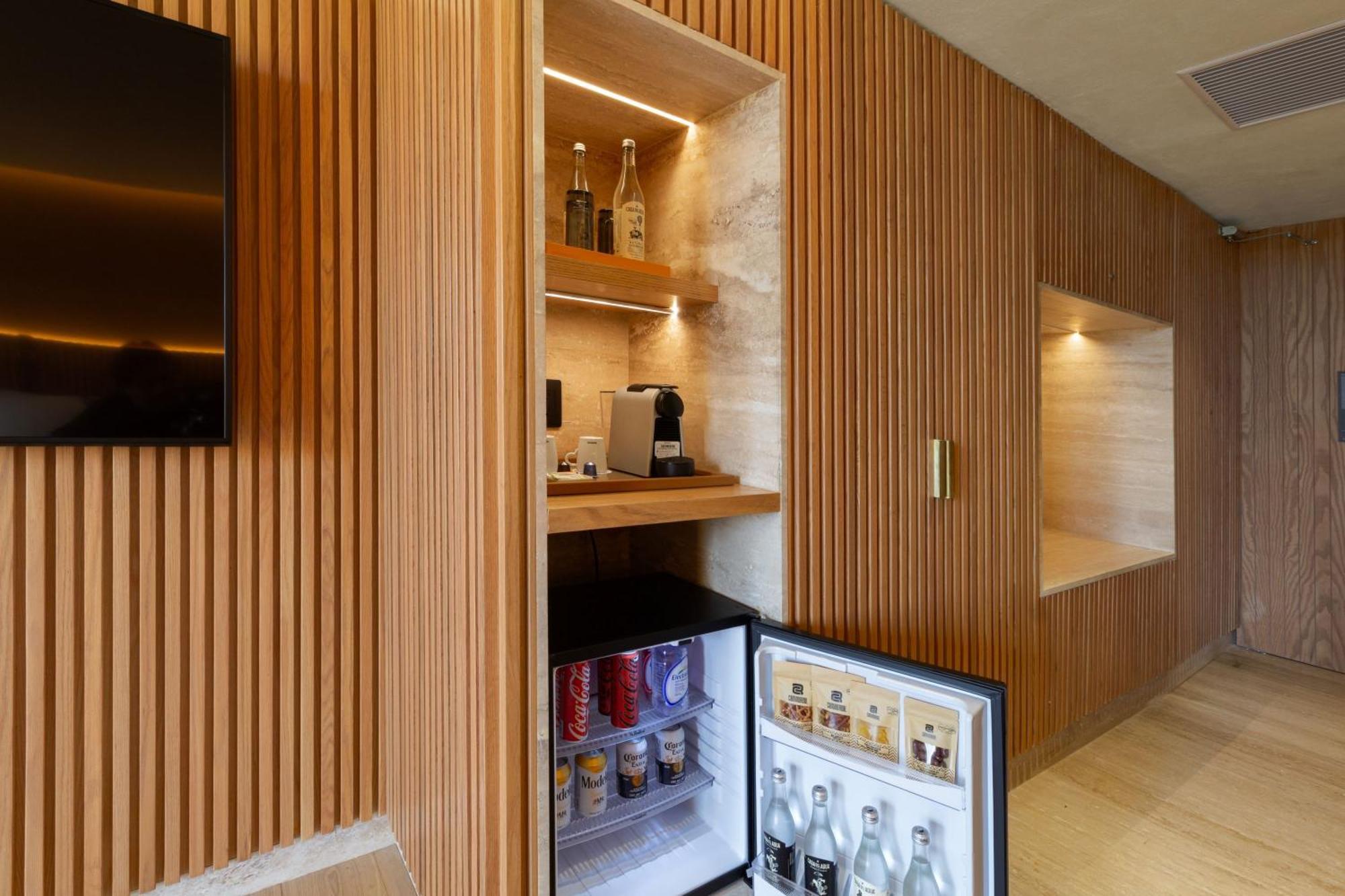 Camino Real Polanco Mexico Hotel Luaran gambar A mini-bar in a hotel room